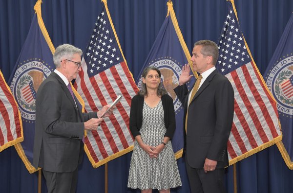 青海炒股配资 免职美联储监管副主席？特朗普团队正考虑一项“夺权大计”